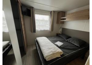 Un pat sau paturi într-o cameră la Mobil-home - Clim, TV, LV, LL - Camping LA CARABASSE 4 étoiles - MH-A021