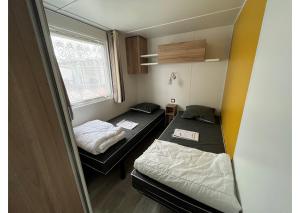 Un pat sau paturi într-o cameră la Mobil-home - Clim, TV, LV, LL - Camping LA CARABASSE 4 étoiles - MH-A021