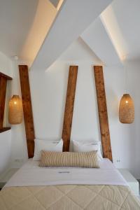 a bedroom with a bed with four beams at Santorini View in Akrotiri