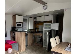 O bucătărie sau chicinetă la Mobil-home - Clim, TV, LV, LL - Camping LA CARABASSE 4 étoiles - MH-A021