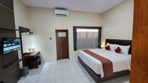 Postel nebo postele na pokoji v ubytování Yuwono Hotel & Villa Malioboro