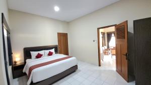 Postel nebo postele na pokoji v ubytování Yuwono Hotel & Villa Malioboro