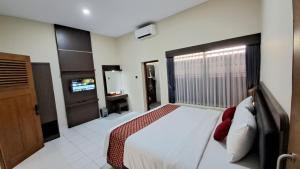 Postel nebo postele na pokoji v ubytování Yuwono Hotel & Villa Malioboro