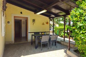 マリンスカにあるBeach House Astrid - Happy Rentalsのパティオ(黒いテーブル、椅子付) +18枚の写真