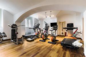 Fitness centrum a/nebo fitness zařízení v ubytování NH Collection Prague Carlo IV