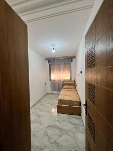 Postel nebo postele na pokoji v ubytování Appartements familiaux confortables à 5 min de la plage Martil شقق عائلية مريحة على بعد 5 دقائق من الشاطئ مرتيل