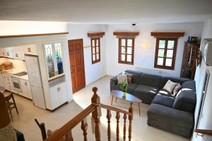 Η κουζίνα ή μικρή κουζίνα στο Villa Sea View Gem Steps to Zia Square Hot Tub