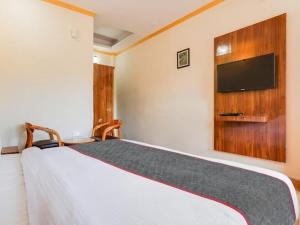 TV o dispositivi per l'intrattenimento presso The Mountain Lodge Manali !! Scenic Mountain View ! Parking ! Restaurant ! Tasty Food ! Preferred Property