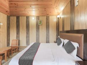 Letto o letti in una camera di The Mountain Lodge Manali !! Scenic Mountain View ! Parking ! Restaurant ! Tasty Food ! Preferred Property