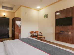 TV o dispositivi per l'intrattenimento presso The Mountain Lodge Manali !! Scenic Mountain View ! Parking ! Restaurant ! Tasty Food ! Preferred Property