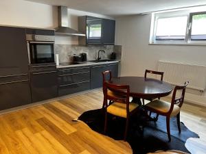 a kitchen with a table and chairs in a room at Geräumige Unterkunft auch familienfreundlich bis 4 Personen Köln in Cologne +4 photos