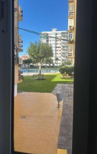 widok na park z budynku z koszem na śmieci w obiekcie Apartamento Torres de Colon en Torre del Mar w mieście Torre del Mar