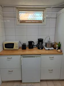 Kuchyň nebo kuchyňský kout v ubytování Bo mysigt intill vattnet. + 8 fotografií