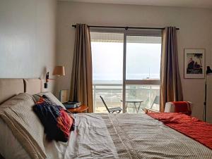 a bedroom with a bed and a view of the ocean at Helbor Stay Santos Pompéia Gonzaga - Varanda vista mar in Santos +36 photos