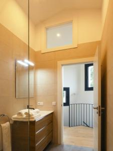 a bathroom with a sink and a mirror at La Cometa, Vivienda Vacacional in Villanueva de Pría
