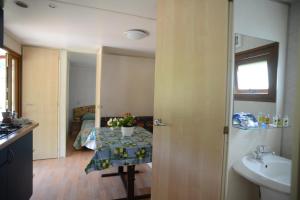 Camping Vigna di Valle tesisinde bir banyo