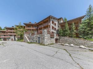 eine leere Straße vor einem großen Gebäude in der Unterkunft Chalet rustique chaleureux avec cheminée à Val-d'Isère - FR-1-694-219 in Val dʼIsère