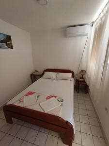 un dormitorio con una cama en una habitación en Milica Soba sa kupatilom 2, en Petrovac na Moru