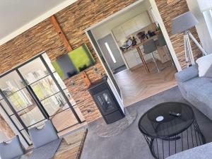 Televisyen dan/atau pusat hiburan di Ferienhaus Auszeit im Windecker Ländchen +21 gambar