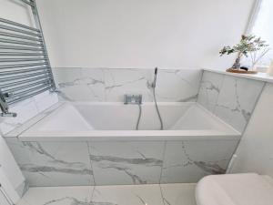 Koupelna v ubytování Spacious 4-Bed Dover House | Hot Tub & Sea Views + 39 fotografií