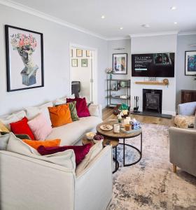 Μια τηλεόραση ή/και κέντρο ψυχαγωγίας στο 4-Bed Work Retreat | Dover | Wi-Fi & Parking