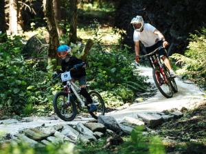 due persone in bicicletta su un sentiero roccioso di Apart Czarna Góra Resort Rowery, Spa, Narty, Góry a Sienna