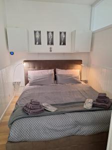 een slaapkamer met een bed met handdoeken erop bij Centro Stazione in Treviso