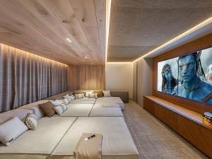 Pokój z 4 łóżkami i dużym ekranem w obiekcie Chalet luxueux à Courchevel avec piscine, cinéma, salle de sport et service complet - FR-1-562-71 w Courchevel