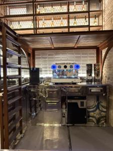 eine große Küche mit einem Herd mit Backofen in der Unterkunft Casale Madonna Grande Wine Resort in Campomarino