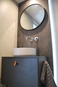 un baño con lavabo y espejo en Kilima Retreats, en West Quantoxhead 44 fotos más