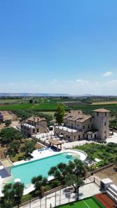eine Luftaufnahme eines Resorts mit Swimmingpool in der Unterkunft Casale Madonna Grande Wine Resort in Campomarino