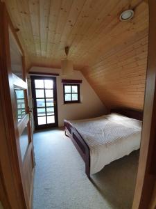 Postel nebo postele na pokoji v ubytování Kaszuby Cottage