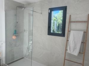 Ένα μπάνιο στο A Stay in La Coueste +43 φωτογραφίες
