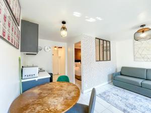 Kuchnia lub aneks kuchenny w obiekcie 143 - Urban Charming Flat in Center of Paris