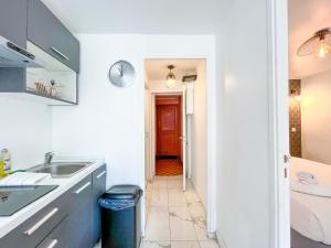 Kuchnia lub aneks kuchenny w obiekcie 143 - Urban Charming Flat in Center of Paris