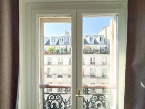 okno z widokiem na budynek w obiekcie 143 - Urban Charming Flat in Center of Paris w Paryżu