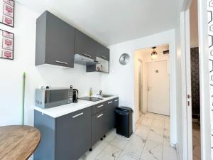 Kuchnia lub aneks kuchenny w obiekcie 143 - Urban Charming Flat in Center of Paris