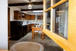 Køkken eller tekøkken på Romantic Cottage Haworth