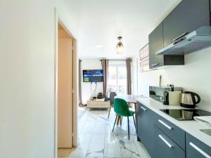 Kuchnia lub aneks kuchenny w obiekcie 143 - Urban Charming Flat in Center of Paris
