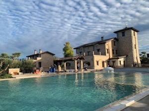 ein großes Schwimmbad vor einem Gebäude in der Unterkunft Casale Madonna Grande Wine Resort in Campomarino