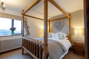 En eller flere senge i et værelse på Romantic Cottage Haworth