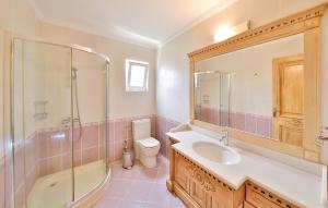 Un baño con lavabo, ducha e inodoro. en Villa Noyan, en Kas 19 fotos más