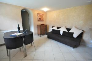 ein Wohnzimmer mit einem Sofa und einem Tisch in der Unterkunft Lakeside Apartment in Ringgenberg