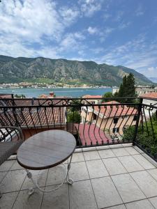 a balcony with a table and a view of the water at Apartment Boka Heart in Plagente