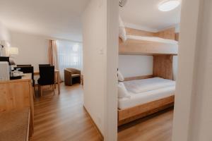 Lova arba lovos apgyvendinimo įstaigoje Lifestyle & Spa Hotel Grächerhof