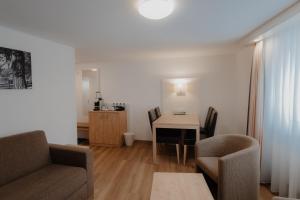 Svetainės erdvė apgyvendinimo įstaigoje Lifestyle & Spa Hotel Grächerhof