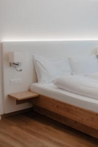 Lova arba lovos apgyvendinimo įstaigoje Lifestyle & Spa Hotel Grächerhof