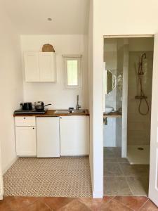 Kúpeľňa v ubytovaní Villa au calme avec jardin, parking, clim, proche de tout ! + 28 fotografií