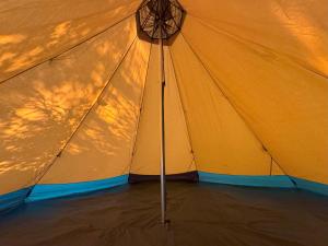 - une fermeture de l'intérieur d'une tente dans l'établissement Natur pur im Tipi -Dein Rückzugsort in Schwedens Wildnis, à Arvika