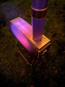 un objet lumineux posé sur l'herbe dans l'établissement Natur pur im Tipi -Dein Rückzugsort in Schwedens Wildnis, à Arvika